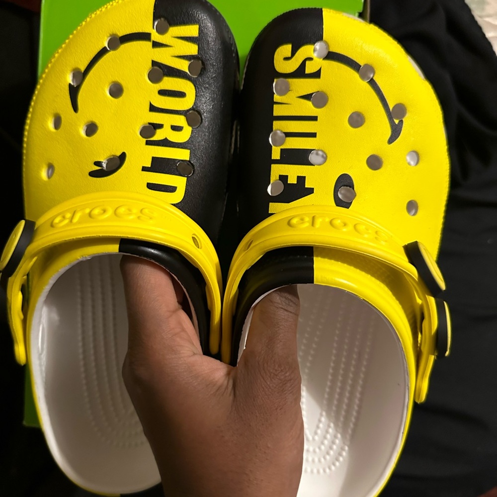 Crocs smiley world limited edition size 8